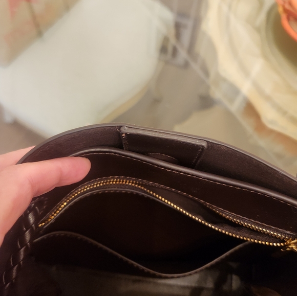 Chic Brown Woven Leather Shoulder Bag with Gold Accent - Picture 4 of 5